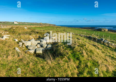 Keiss Broch, risalente all'età del Ferro (tra 600 BC e 400 AD). Sinclair's Bay, Keiss, Caithness in Scozia, Regno Unito Foto Stock