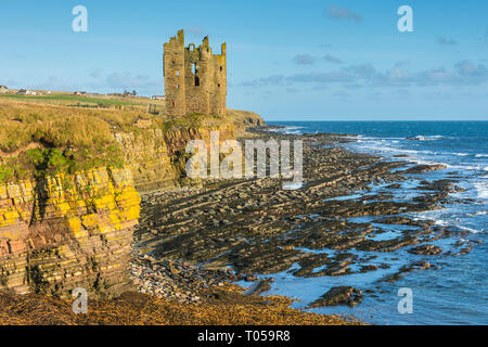 Il castello di Keiss, costruita da George Sinclair, 5° Conte di Caithness, nel tardo XVI o inizio del XVII secolo. Sinclair's Bay, Keiss, Caithness in Scozia, Regno Unito Foto Stock