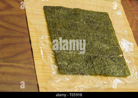Una foglia di un verde nori della cucina Giapponese per la preparazione di sushi in casa 2019 Foto Stock