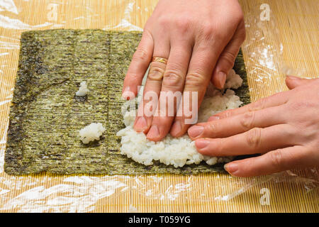 Il processo per la fabbricazione di sushi da ingredienti naturali è uno chef professionale nel ristorante 2019 Foto Stock