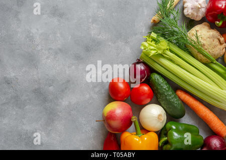 Frutta e verdura fresche dello sfondo. Vista superiore, copia dello spazio  Foto stock - Alamy