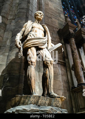 Milano, Italia - 24 febbraio 2019: Statua di San Bartolomeo nel Duomo di Milano (Duomo di Milano, Basilica Cattedrale Metropolitana di Santa Maria nasce Foto Stock