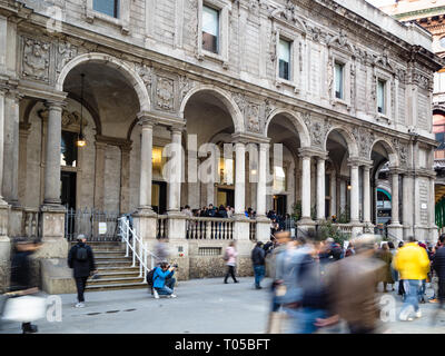 Milano, Italia - 24 febbraio 2019: persone vicino a Palazzo Giureconsulti (Palazzo Affari) centro congressi della Camera di Commercio in Piazza Me Foto Stock