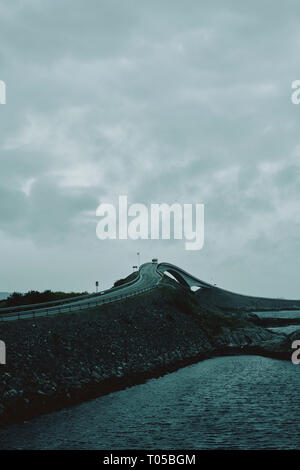 Il Oceano Atlantico la strada / la Atlantic Road - Atlanterhavsvegen / Atlanterhavsveien in Eide e Averøy nelle contee di Møre og Romsdal, Norvegia Foto Stock