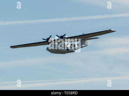 Un USAF Catalina spotter aereo sopra Duxford Foto Stock