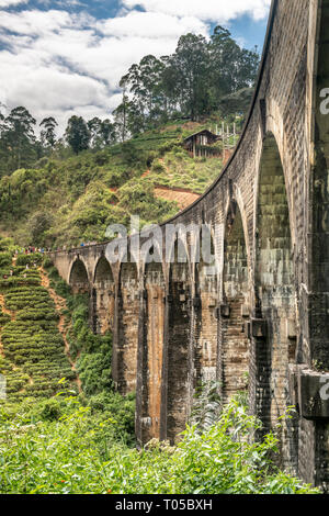 Le nove ponte di Arco, chiamato anche il ponte nel cielo, è un ponte in Sri Lanka. Si tratta di uno dei migliori esempi di era coloniale la costruzione della ferrovia Foto Stock