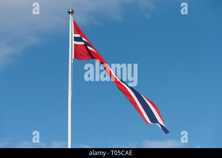 Bandiera norvegese su Flagstaff. Simbolo della Norvegia Foto Stock