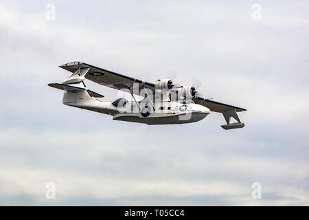 Un USAF Catalina spotter aereo sopra Duxford Foto Stock