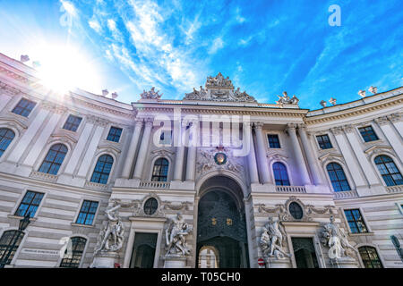 VIENNA, AUSTRIA. Palazzo di Hofburg vista in giornata soleggiata con i turisti. Foto Stock