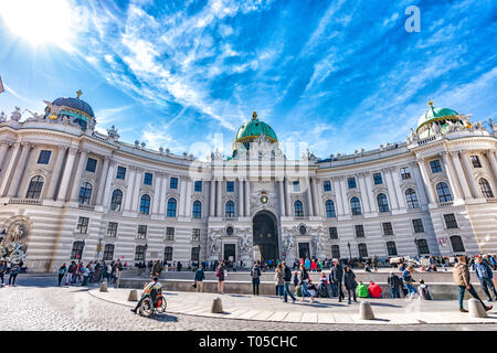 VIENNA, AUSTRIA-settembre 2018. Palazzo di Hofburg vista in giornata soleggiata con i turisti. Foto Stock