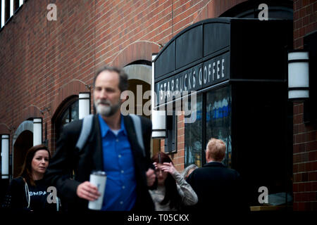 Digital Signage al di sopra del caffè Starbucks nel centro di Philadelphia, PA il 15 marzo 2019. Foto Stock