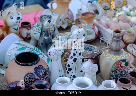 Un sacco di ceramiche colorate figurine sul tavolo vicino fino Foto Stock