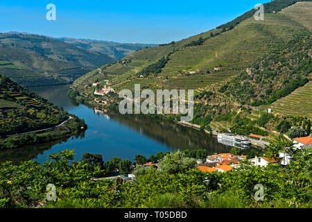 Serpeggiante Fiume Douro vicino a Pinhao, Valle del Douro, Portogallo Foto Stock