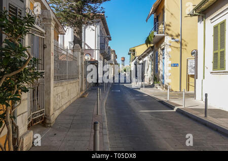 Limassol, Cipro - 4 Ottobre 2018: vista da una stradina nel centro storico della città a guardare verso la torre dell'acqua. Foto Stock
