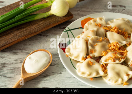 Pierogi, Varenyky, vareniki, pierogi, pyrohy con riempimento, gnocco, tradizionale piatto di Oriente cucina Europea Foto Stock