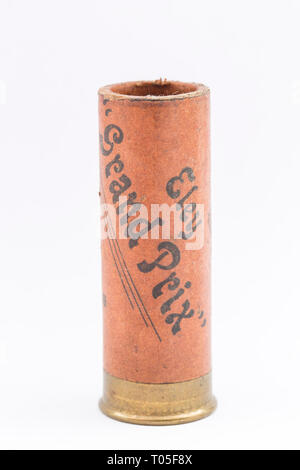 Un vecchio rivestita di carta Eley 12-foro, o indicatore, cartuccia di fucile con un fatturato laminato chiusura e caricato con n. 5 pallini di piombo. Raccolta cartrid shotgun Foto Stock