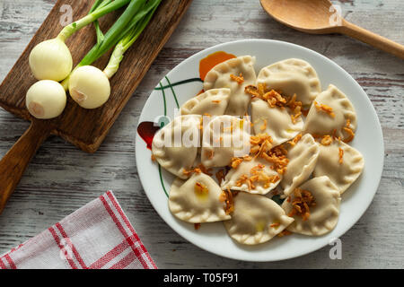 Pierogi, Varenyky, vareniki, pierogi, pyrohy con riempimento, gnocco, tradizionale piatto di Oriente cucina Europea Foto Stock