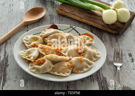 Pierogi, Varenyky, vareniki, pierogi, pyrohy con riempimento, gnocco, tradizionale piatto di Oriente cucina Europea Foto Stock