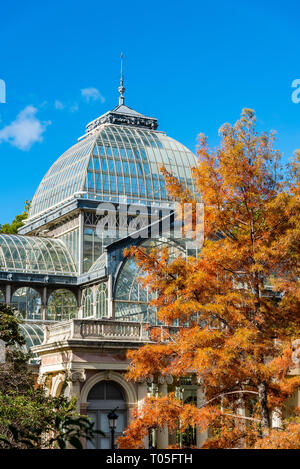 Madrid, Spagna - 2 Novembre 2018: vista esterna del palazzo di cristallo, il Palacio de Cristal, nel Parco del Retiro. Vista contro il cielo blu in autunno. Foto Stock