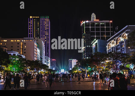 Ho Chi Minh City, a Saigon, Vietnam. Le persone si radunano in Ho Chi Minh city hall a notte per partecipare alla vigilia di Capodanno celebrazioni. Foto Stock