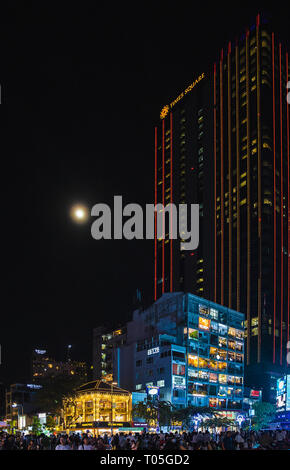 Ho Chi Minh City, a Saigon, Vietnam. La luna piena è in aumento tra i grattacieli in Ho Chi Minh city a Capodanno. Foto Stock