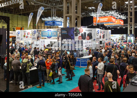 La folla di gente alla mostra fotografica presso il centro NEC ( National Exhibition Center ), Birmingham REGNO UNITO Foto Stock