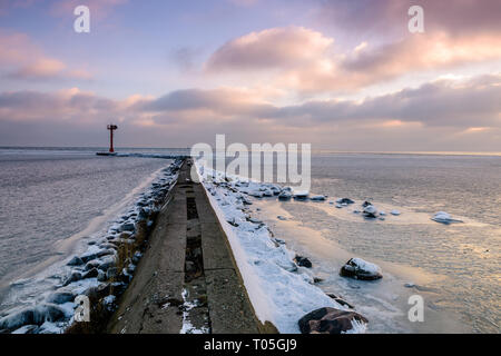 Penisola di Hel (Polonia). Pier con navigazione lampada al fine di esso. Foto Stock