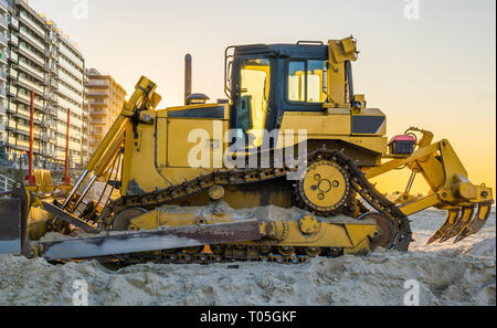 Bulldozer in spiaggia, movimento terra attrezzature, macchinari pesanti, basi dell'industria Foto Stock