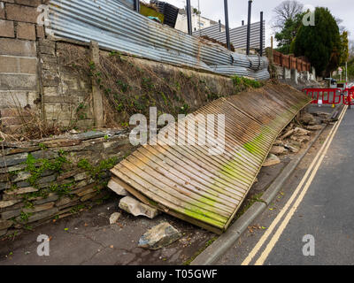 Il collasso della parete e la chiusura della strada dopo marzo 2019 storm Gareth in una strada di Plymouth Foto Stock