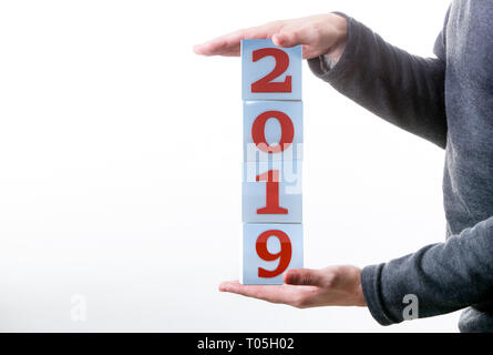 L'uomo tiene a cubetti con numeri 2019 . Foto Stock