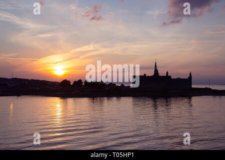 Il Castello di Kronborg silhouette in Helsingor al tramonto Foto Stock