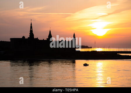 Il Castello di Kronborg silhouette in Helsingor al tramonto Foto Stock