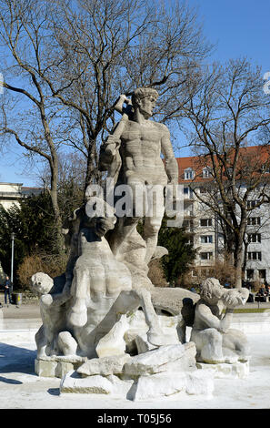Monaco di Baviera, Germania - 25 febbraio 2019: la fontana di Nettuno nel vecchio giardino botanico creato per il socialismo nazionale (nazisti) da Joseph Wackerle in Foto Stock