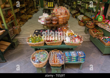 Corfù, Grecia - Aprile 7, 2018: un negozio che le vendite tradizionali per l'isola di Corfù kumquat liquore e kumquat frutti. Prodotti da Corfù, Grecia. Foto Stock