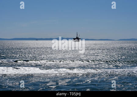 Un offshore oil drilling rig nell'Oceano Pacifico fuori del litorale della California del Sud Foto Stock