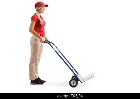 A piena lunghezza shot di un lavoratore di sesso femminile che in piedi con una mano Vuota carrello isolato su sfondo bianco Foto Stock