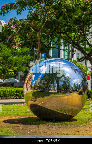 Grande specchio sfera sfera in Singapore centro citta'. Foto Stock