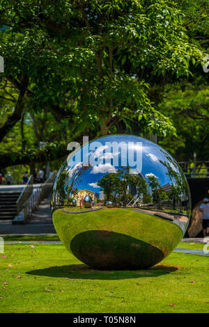 Grande specchio sfera sfera in Singapore centro citta'. Foto Stock