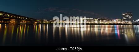 Vista Panorama augurio a Bratislava - Carta lanterne galleggianti rilasciare su Riverside. La riflessione. Lungo tempo shot. Foto Stock