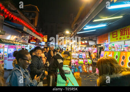 Taipei, Taiwan - Marzo 2019: Shilin night market e la folla di visitatori. Shilin night market Foto Stock