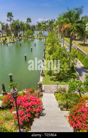 Giardino di Taman Ujung acqua Soekasada palace di Bali, Indonesia Foto Stock