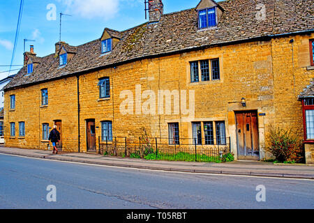 Bourton sull'acqua, Cotswolds, Cottage, Gloucestershire, Inghilterra Foto Stock