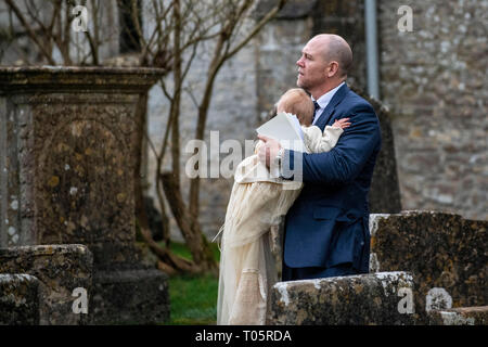 Mike Tindall porta figlia Lena, grande grand figlia della regina Elisabetta dal suo Battesimo presso la chiesa di San Nicola in Cherington, nel Gloucestershire. Foto Stock