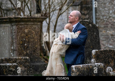 Mike Tindall porta figlia Lena, grande grand figlia della regina Elisabetta dal suo Battesimo presso la chiesa di San Nicola in Cherington, nel Gloucestershire. Foto Stock