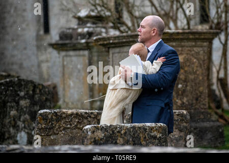 Mike Tindall porta figlia Lena, grande grand figlia della regina Elisabetta dal suo Battesimo presso la chiesa di San Nicola in Cherington, nel Gloucestershire. Foto Stock