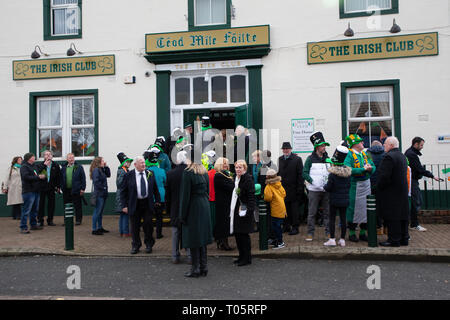 Cheshire, Regno Unito. Il 17 marzo 2019. L annuale il giorno di San Patrizio Parade ha avuto luogo a partire dalle 10.30 di mattina dalla Irish Club in Orford Lane per 'il fiume della vita' in Bridge Street nel centro della città, dove un breve servizio era tenuto a ricordare il venticinquesimo anniversario del bombardamento di Warrington Credito: John Hopkins/Alamy Live News Foto Stock