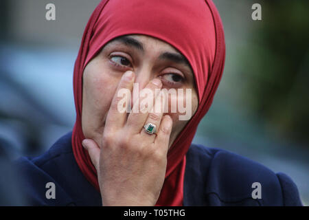 Christchurch, Canterbury, Nuova Zelanda. Xv Mar, 2019. Una donna vista piangere mentre si parla di media circa il Christchurch moschee di ripresa. Circa 50 persone sono state uccise in Christchurch moschee attacco terroristico le riprese di targeting Masjid Al Noor moschea e la Moschea Linwood. Credito: Adam Bradley SOPA/images/ZUMA filo/Alamy Live News Foto Stock