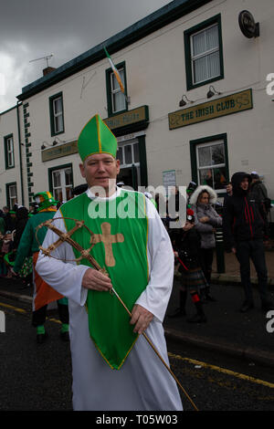 Cheshire, Regno Unito. Il 17 marzo 2019. L annuale il giorno di San Patrizio Parade ha avuto luogo a partire dalle 10.30 di mattina dalla Irish Club in Orford Lane per 'il fiume della vita' in Bridge Street nel centro della città, dove un breve servizio era tenuto a ricordare il venticinquesimo anniversario del bombardamento di Warrington Credito: John Hopkins/Alamy Live News Foto Stock