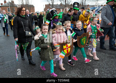 Cheshire, Regno Unito. Il 17 marzo 2019. L annuale il giorno di San Patrizio Parade ha avuto luogo a partire dalle 10.30 di mattina dalla Irish Club in Orford Lane per 'il fiume della vita' in Bridge Street nel centro della città, dove un breve servizio era tenuto a ricordare il venticinquesimo anniversario del bombardamento di Warrington Credito: John Hopkins/Alamy Live News Foto Stock