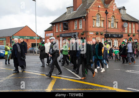 Cheshire, Regno Unito. Il 17 marzo 2019. L annuale il giorno di San Patrizio Parade ha avuto luogo a partire dalle 10.30 di mattina dalla Irish Club in Orford Lane per 'il fiume della vita' in Bridge Street nel centro della città, dove un breve servizio era tenuto a ricordare il venticinquesimo anniversario del bombardamento di Warrington Credito: John Hopkins/Alamy Live News Foto Stock